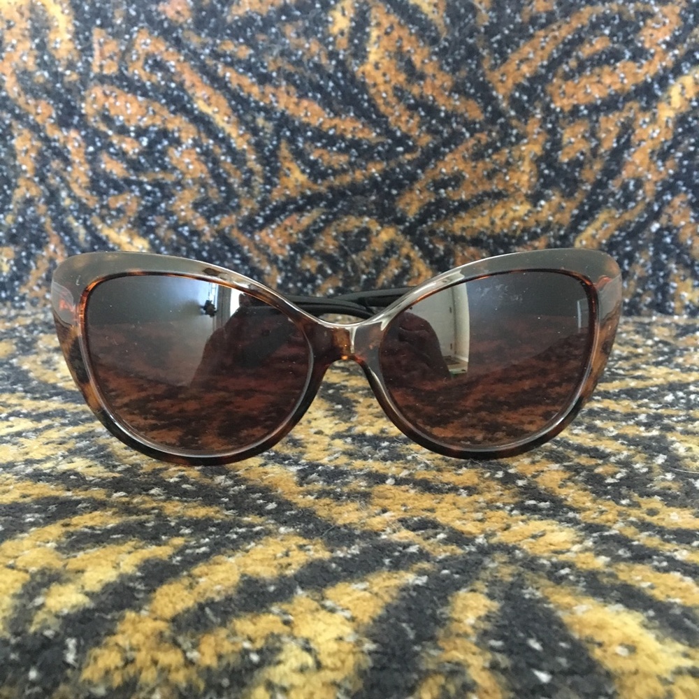 Tortoise shell cat-eye sunglasses 🕶